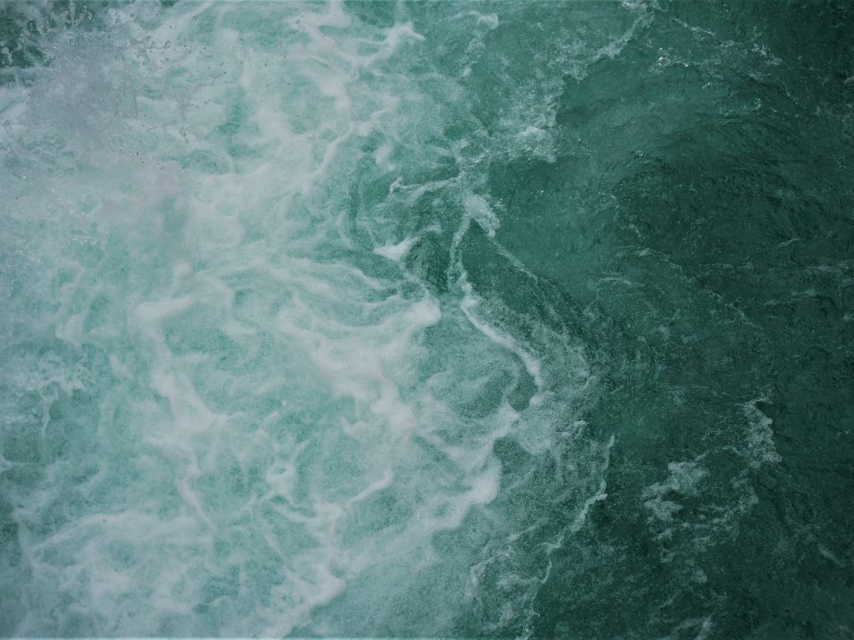 green water waves during daytime