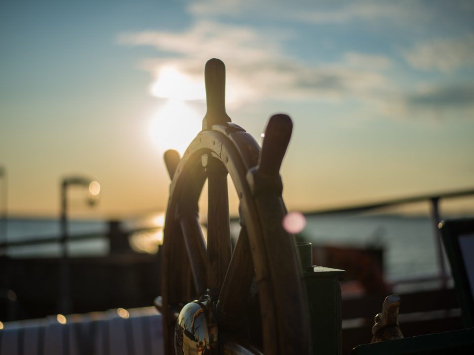 brown wooden ship's wheel