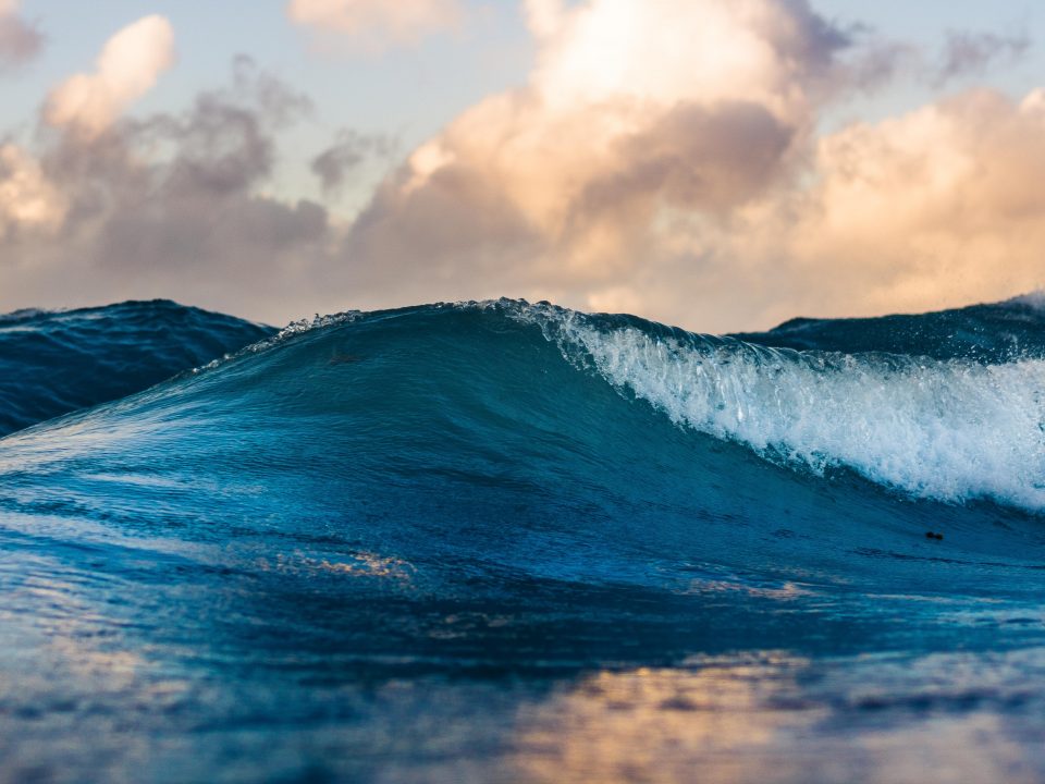 ocean wave during daytime