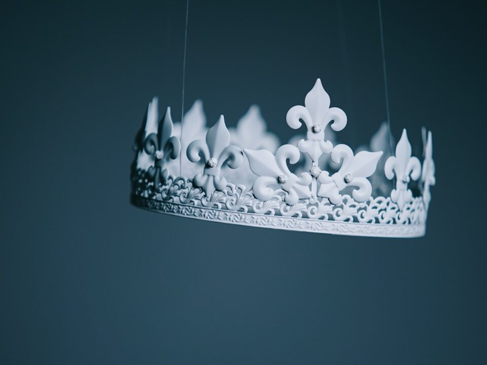 shallow focus photography white crown hanging decor