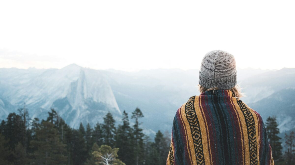 woman facing the mountains at daytime