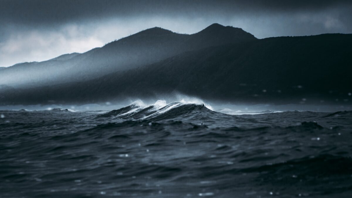 ocean waves crashing on shore during daytime